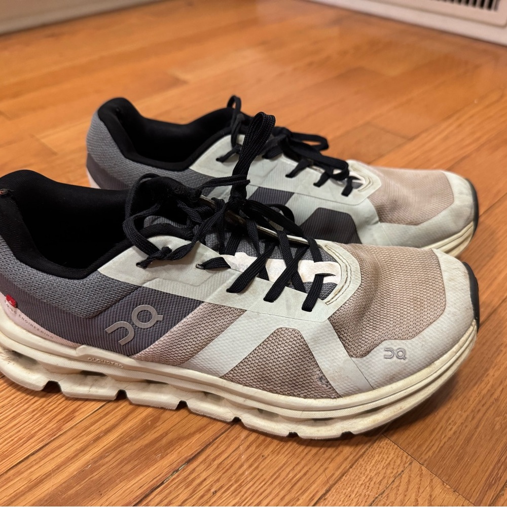 On Running Women’s Green and Gray Cloudrunners